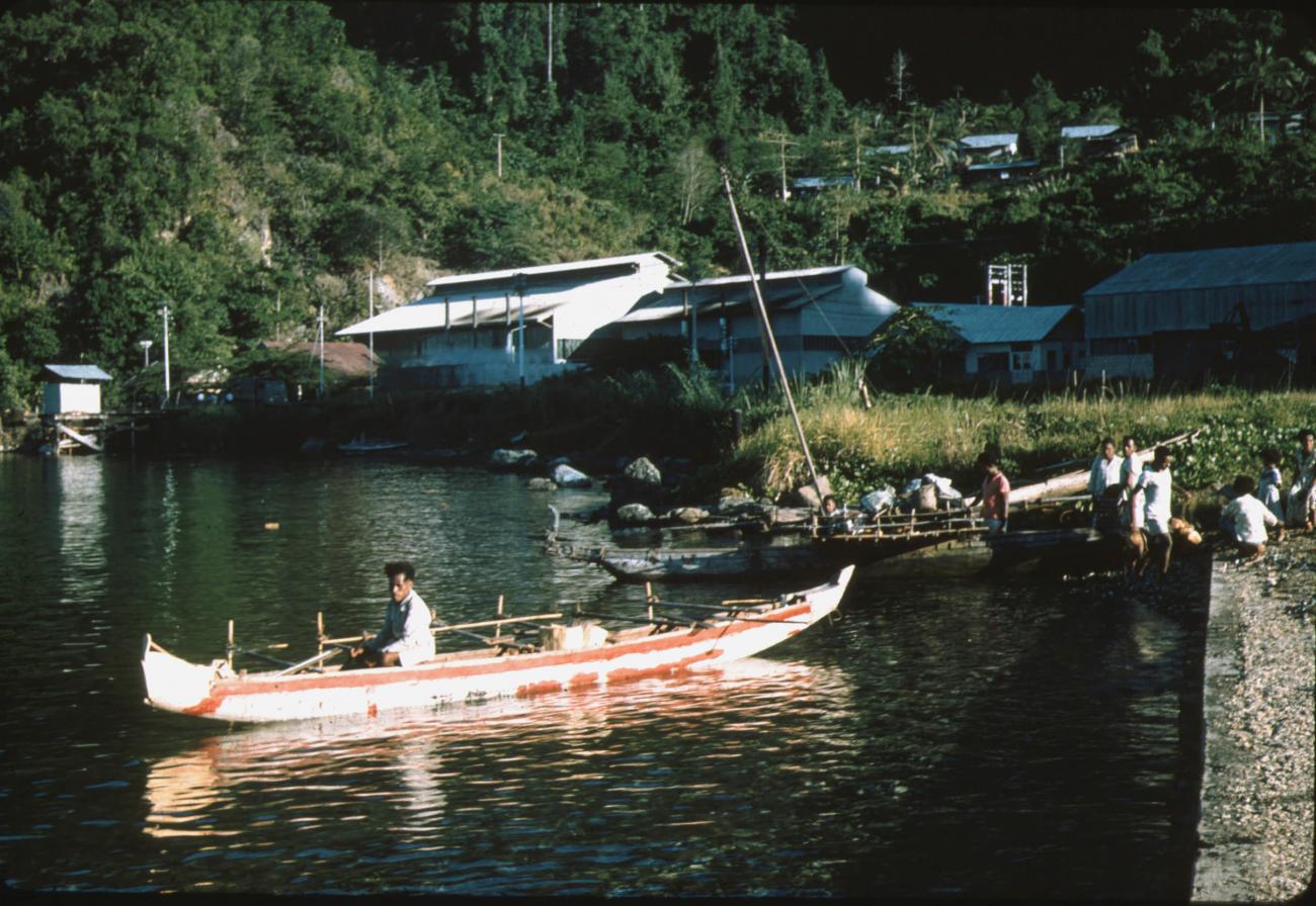 BD/288/81 - 
Prauwen in Hollandia haven 
