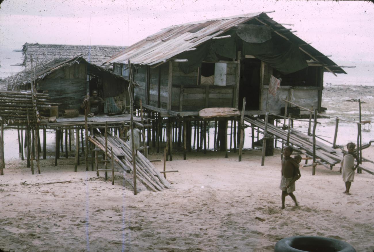 BD/288/85 - 
Paalwoningen op het strand 
