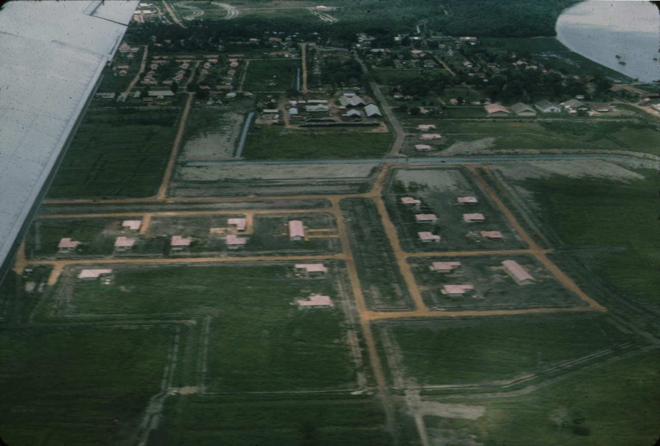 BD/288/97 - 
Nederlandse zojuist aangelegde wijk vanuit de lucht
