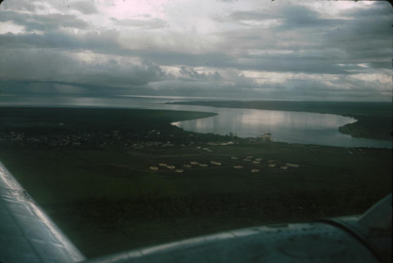 BD/288/98 - 
Nederlandse zojuist aangelegde wijk en rivier vanuit de lucht
