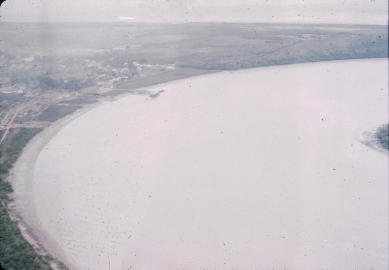 BD/288/99 - 
Nederlandse zojuist aangelegde wijk en rivier vanuit de lucht
