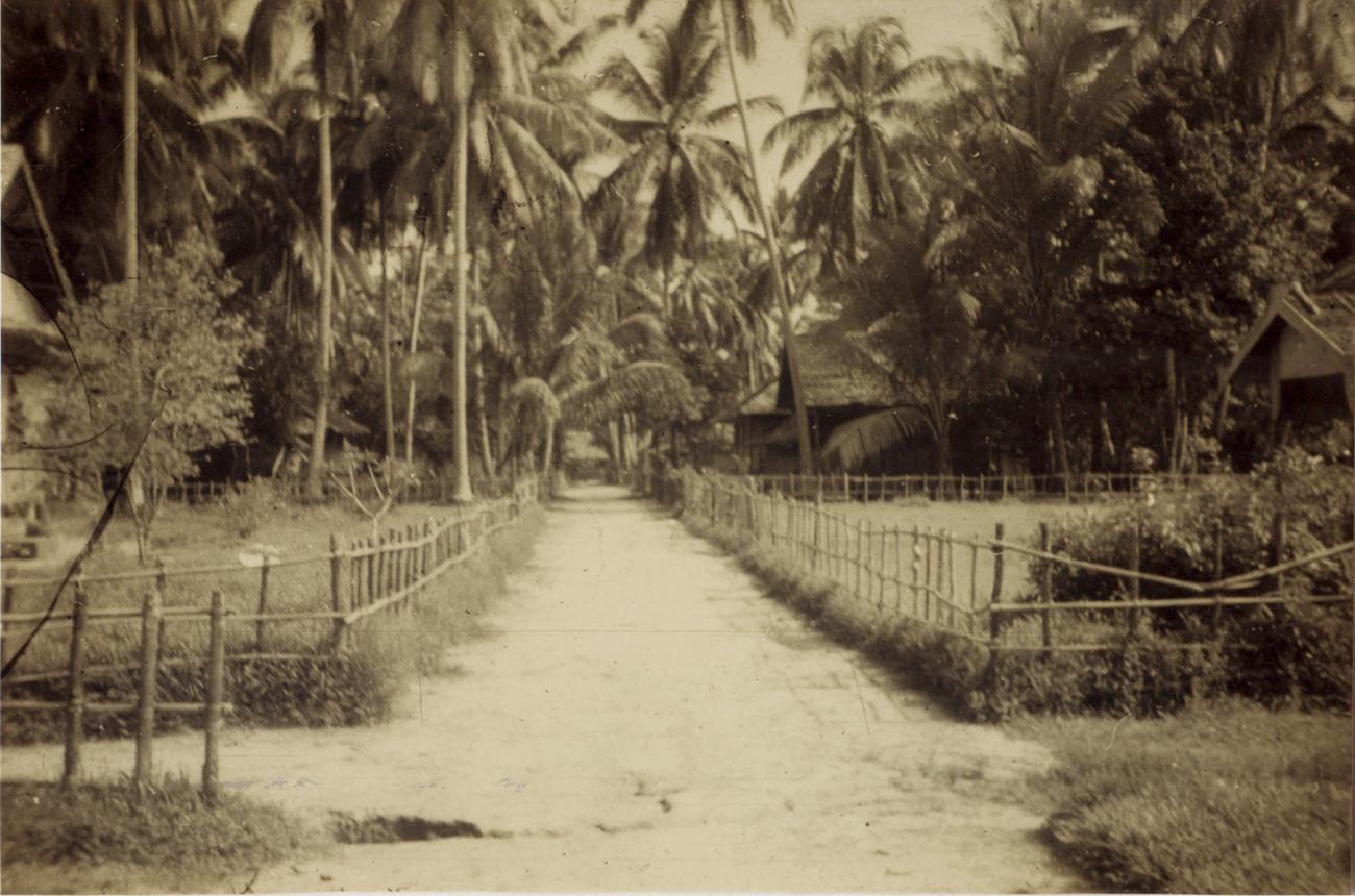 BD/309/30 - 
Onverharde weg in het dorp Konda
