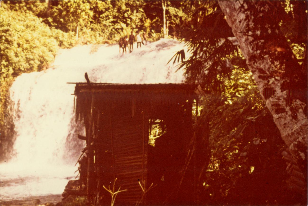 BD/309/57 -
Waterval bij het dorp Teminabuan