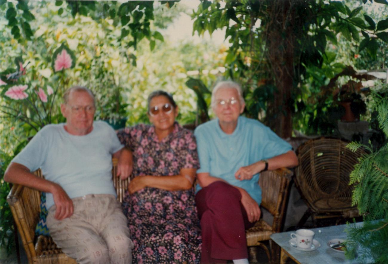 BD/309/114 - 
Dorp Teminabuan, groepsfoto westers stel en vrouw
