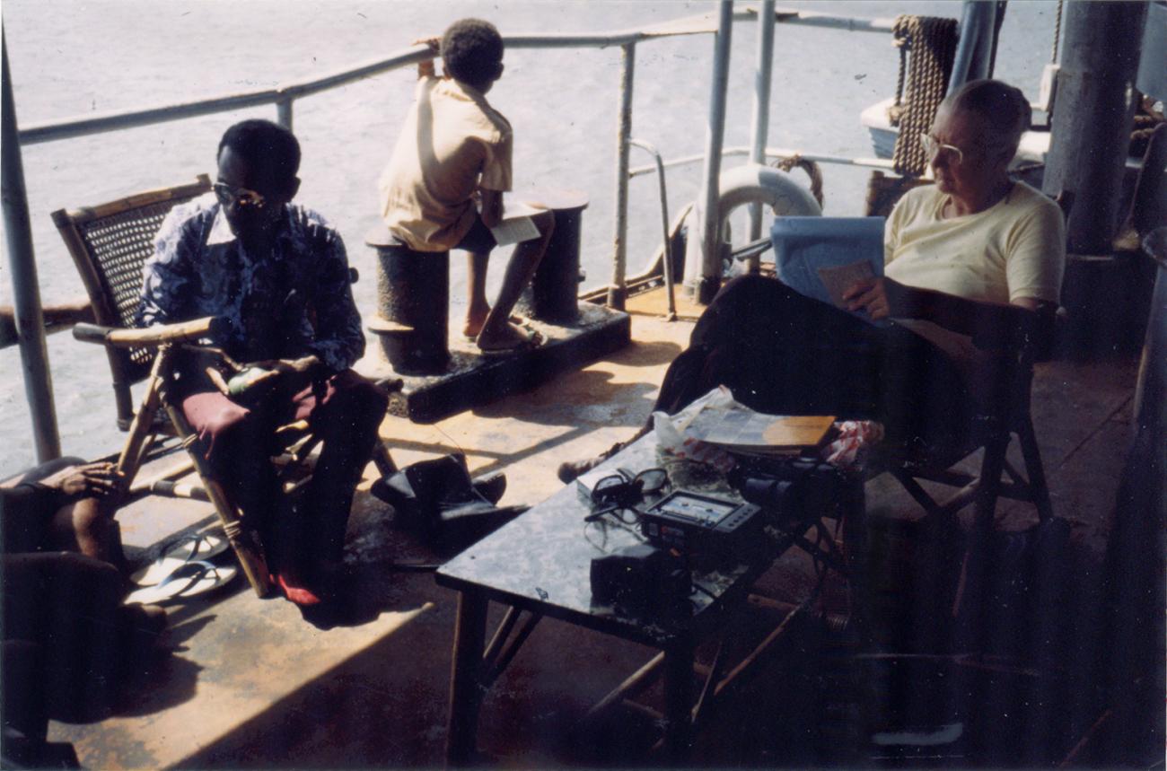 BD/309/67 - 
Dorp Teminabuan, schip op rivier
