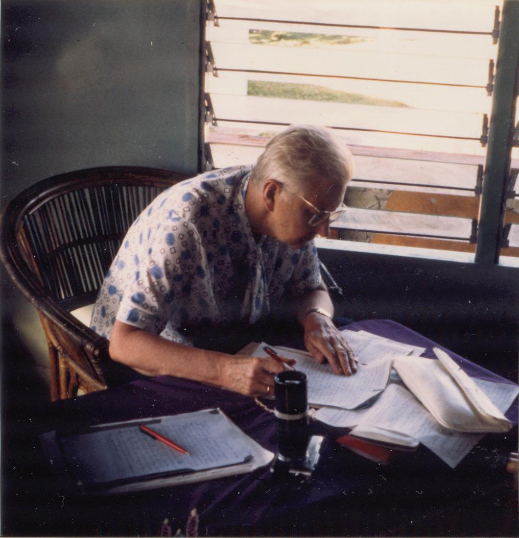 BD/309/93 - 
Dorp Bogor, westerse vrouw aan bureau. Niet publiceren, niet in Nieuw Guinea
