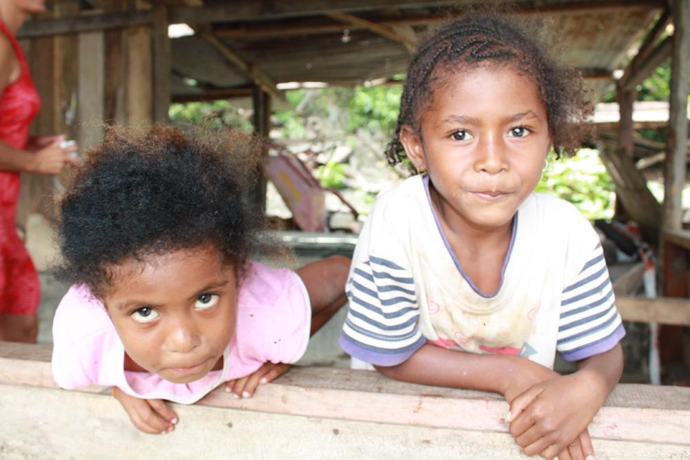 BD/153/12 - 
kinderen van pulau Asei, Sentani 
