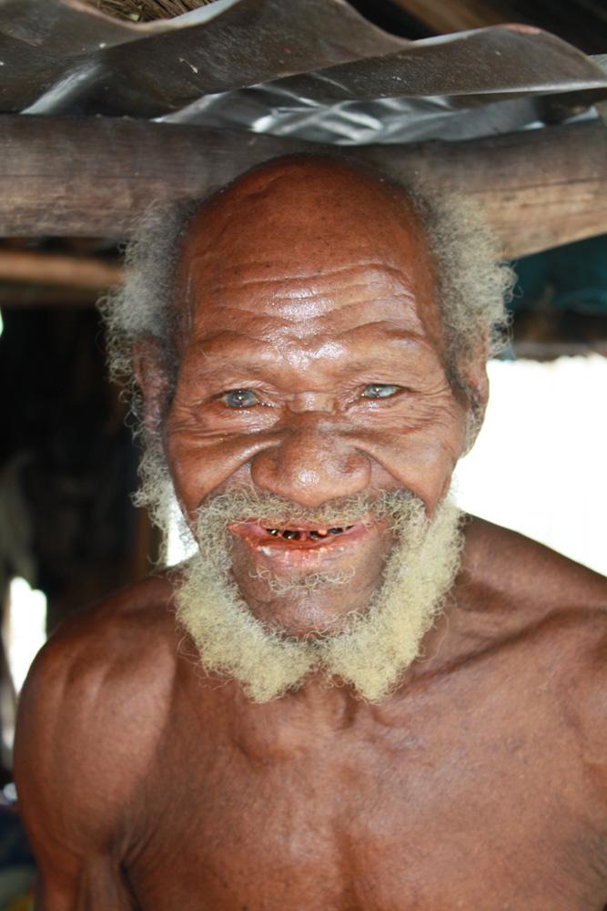 BD/153/14 - 
man van pulau Asei, Sentani
