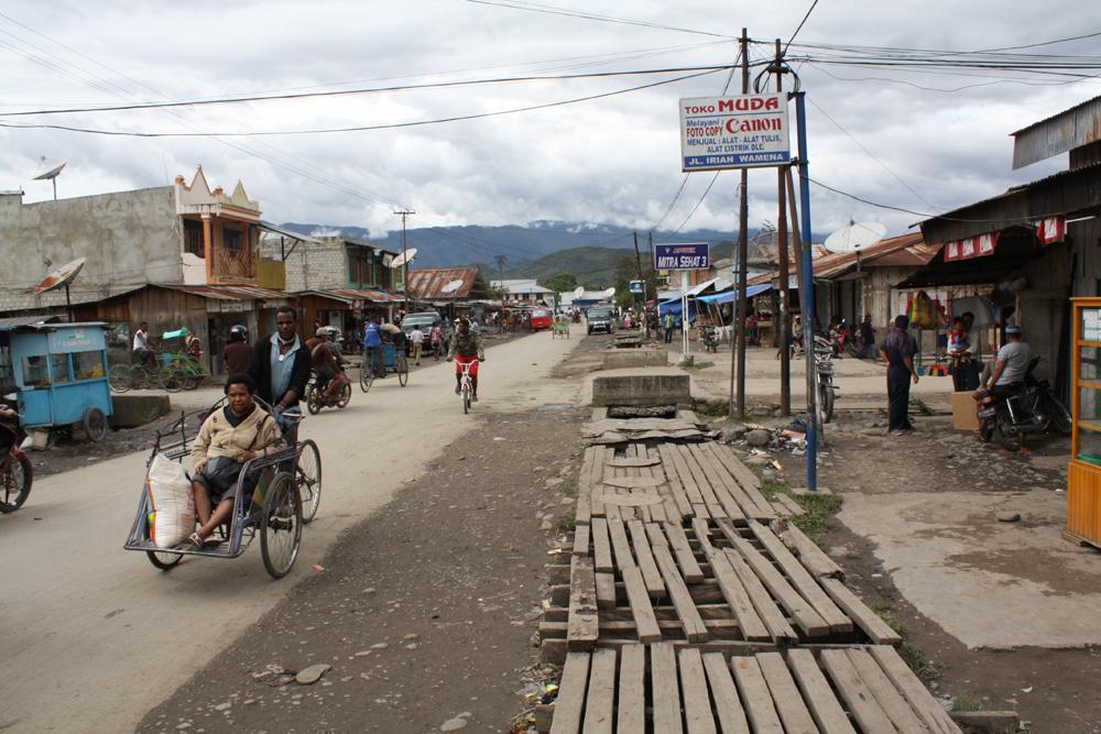 BD/153/20 - 
straatbeeld Wamena
