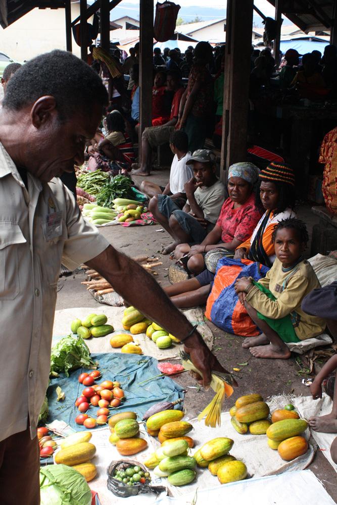 BD/153/29 - 
 overdekte markt in Wamena
