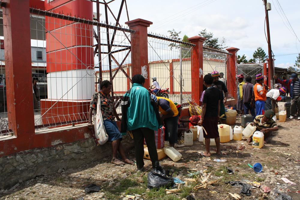 BD/153/39 - 
benzineverkoop in Wamena
