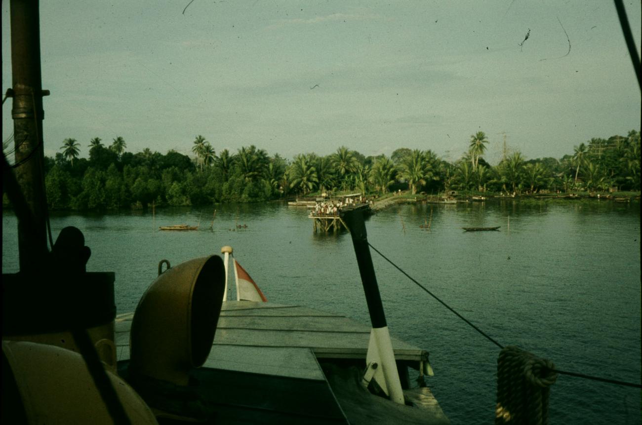 BD/144/386 - 
Foto vanaf schip dat steiger nadert
