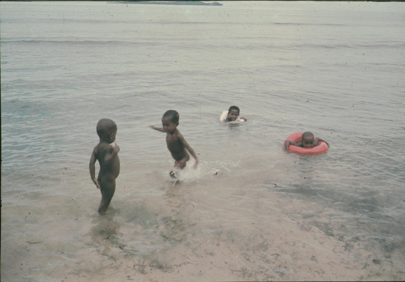 BD/144/548 -
Kleine kinderen spelend in het water