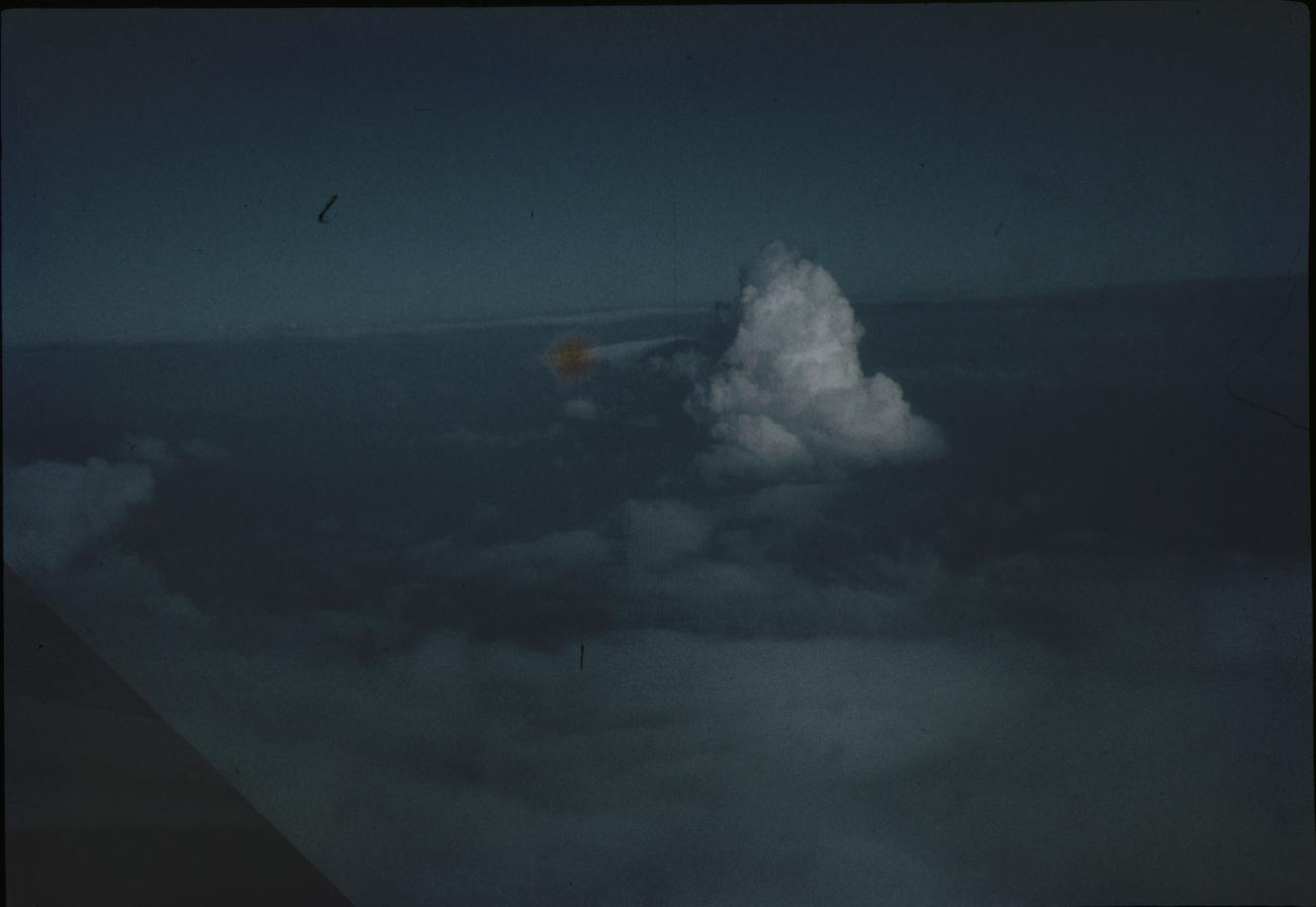 BD/144/646 -
Foto genomen uit vliegtuig, wolkenformatie
