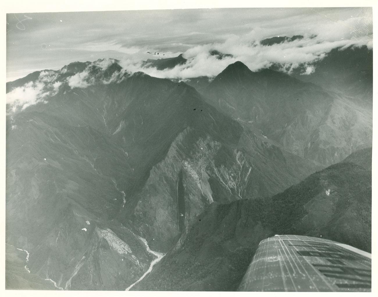 BD/23/6 - 
Luchtfoto van berglandschap
