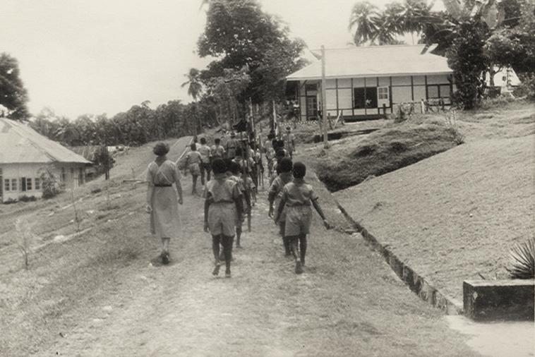 BD/256/110 - 
Kinderen in uniform
