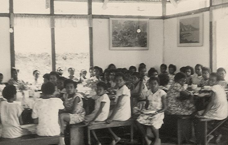 BD/256/113 -
Papoea- kinderen gezamenlijk aan het eten