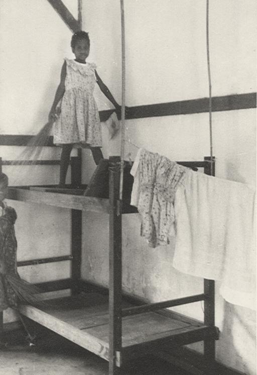 BD/256/117 -
Papoea- kinderen die het slaapvertrek schoonmaken