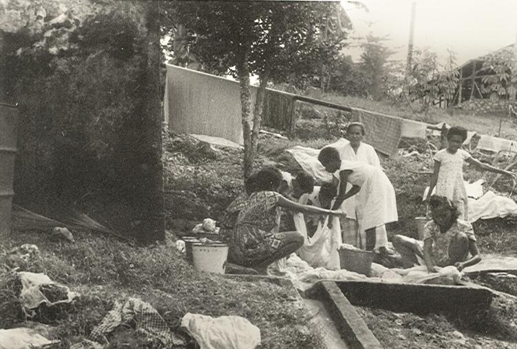 BD/256/118 - 
Papoea- kindren bezig met de was
