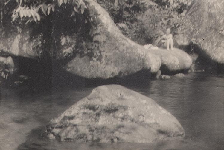 BD/256/163 - 
Zeer grote keien in het water
