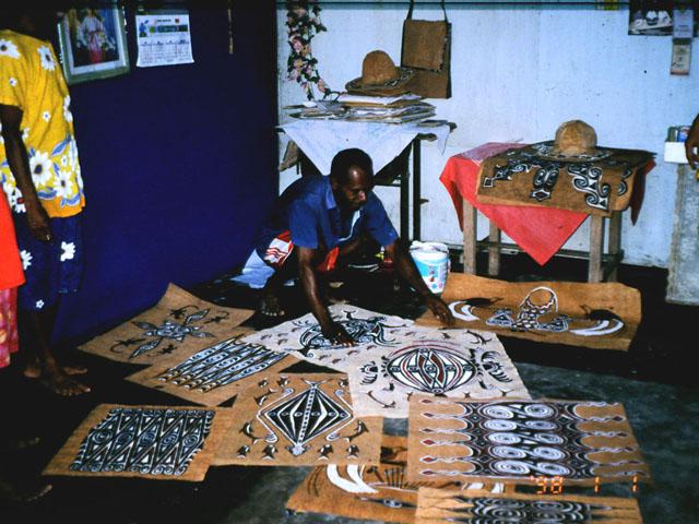 BD/27/13 -
At the kulit kayu (bark cloth) vendor