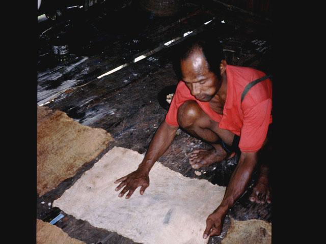 BD/27/9 -
Man with spread out bark cloth