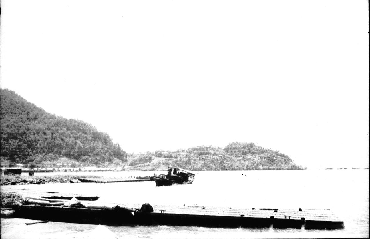 BD/67/117 - 
Half sunken ship in water????
