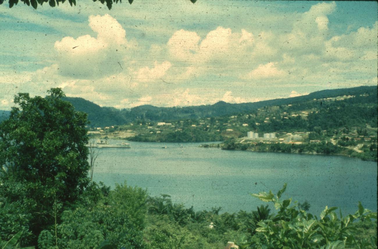 BD/67/141 - 
Landschapsopname van Jayapura
