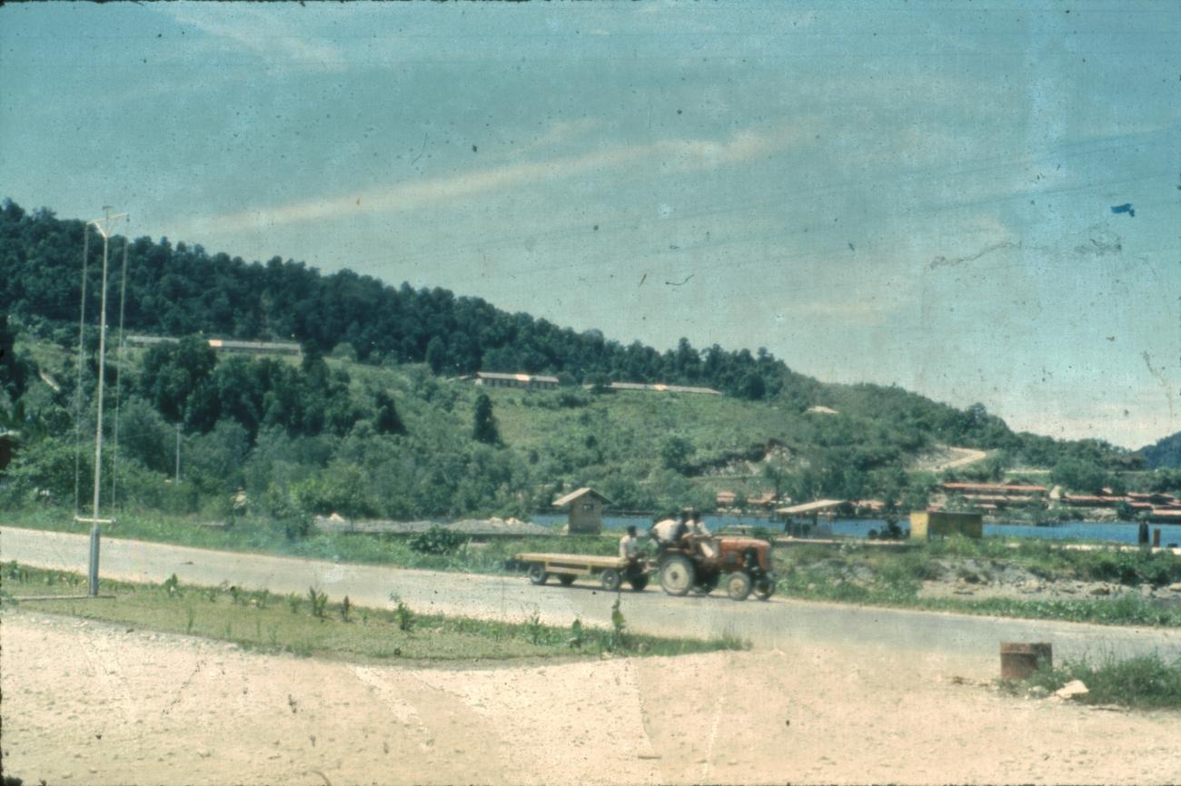 BD/67/155 -
Een tractor rijdend over de weg
