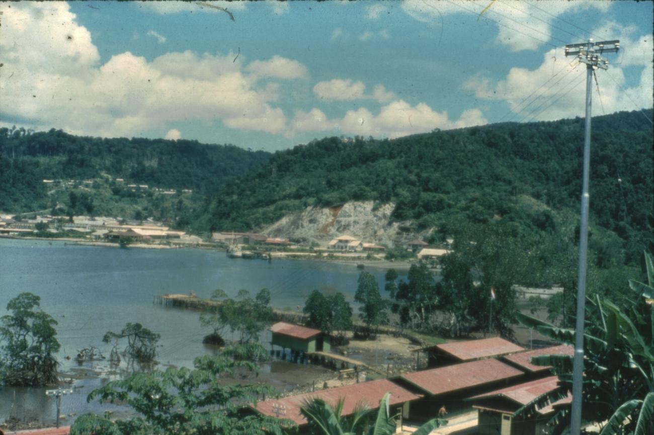 BD/67/156 -
Uitzicht over de baai bij Jayapura