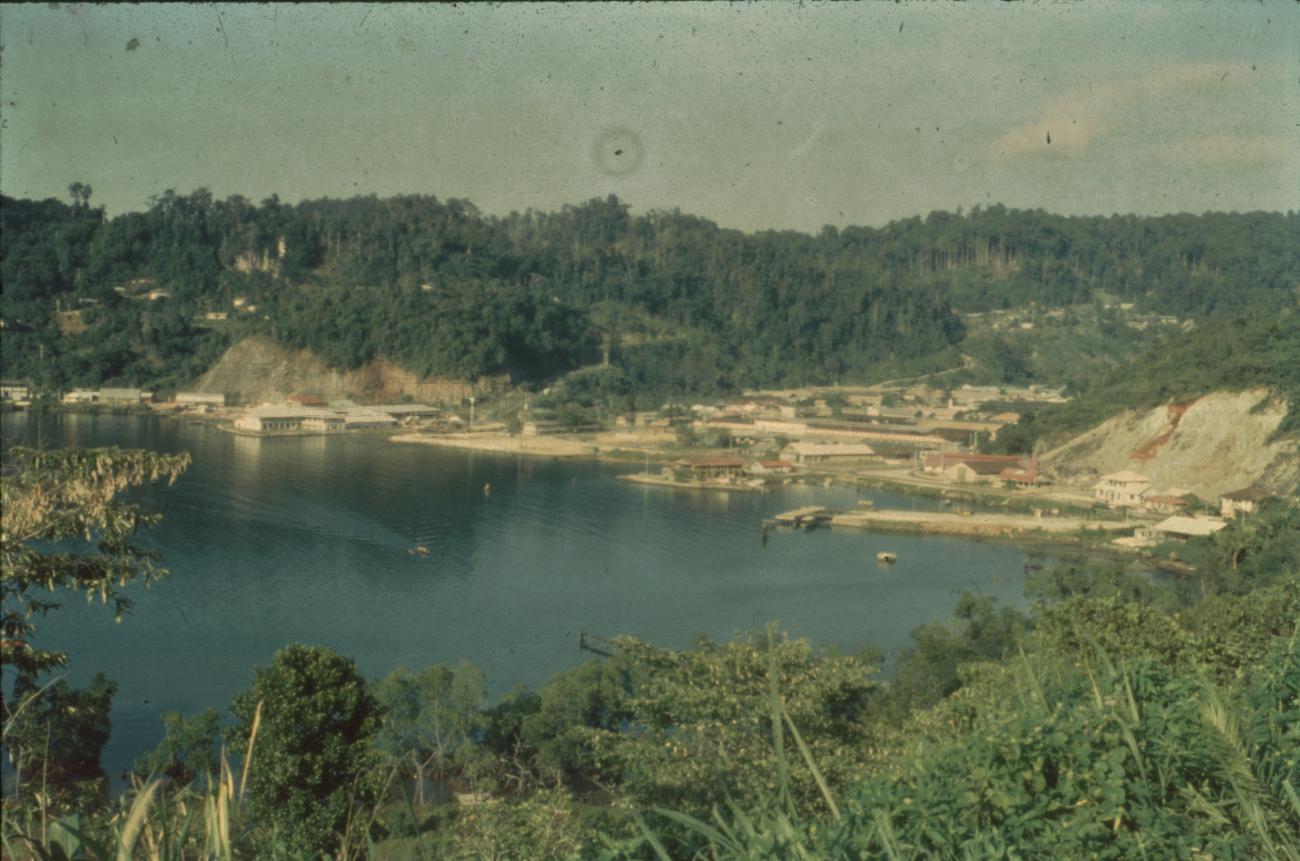 BD/67/158 -
Uitzicht over de baai bij Jayapura