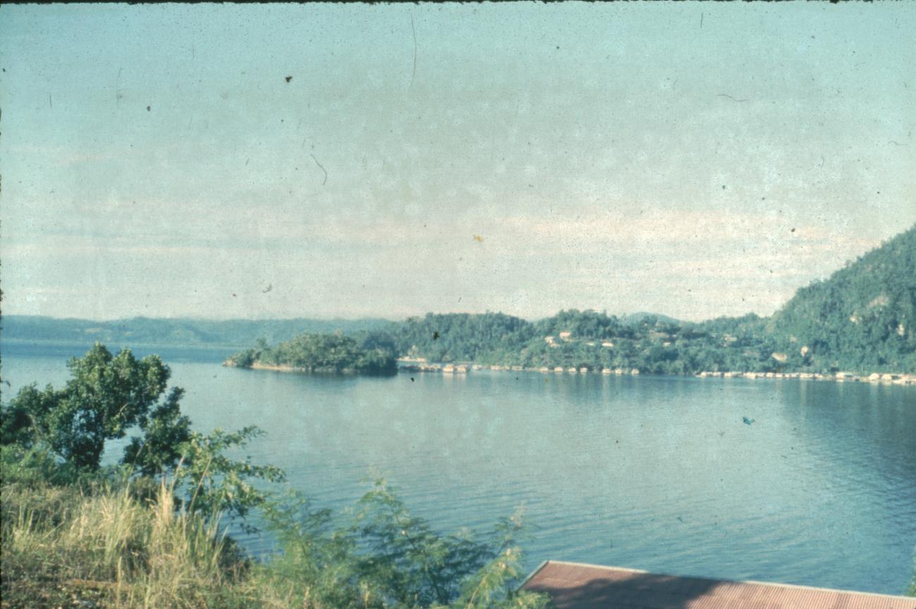 BD/67/159 -
Opname van de baai bij Jayapura