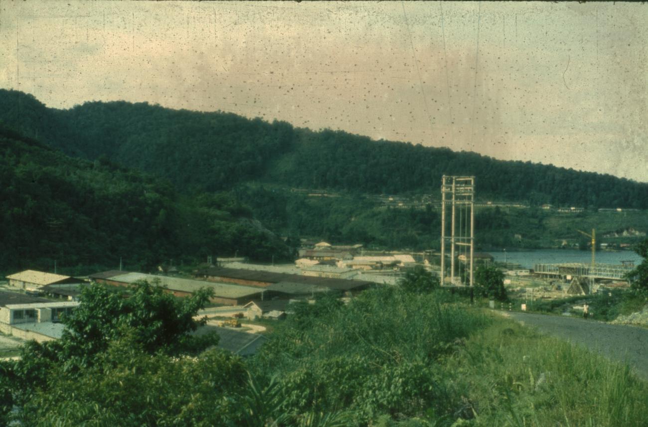 BD/67/163 -
Overzichtsopname gebouwen te Jayapura met elektriciteitsmast