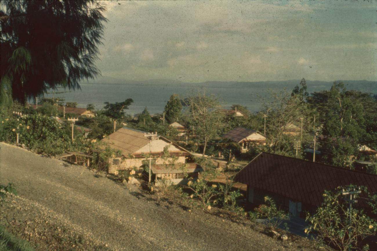 BD/67/177 -
Overzichtsfoto vanaf de helling bij Jayapura