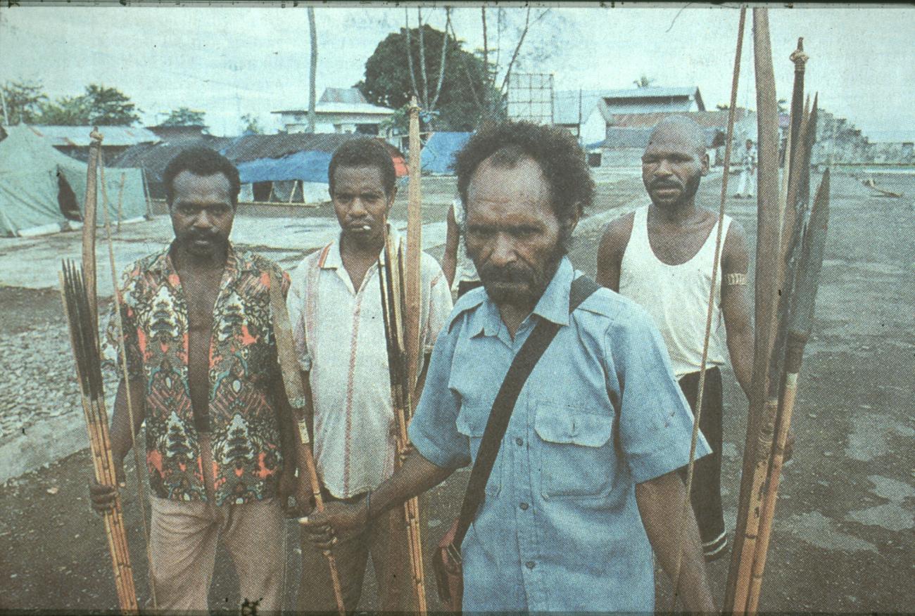 BD/67/214 - 
Vier mannen met speren
