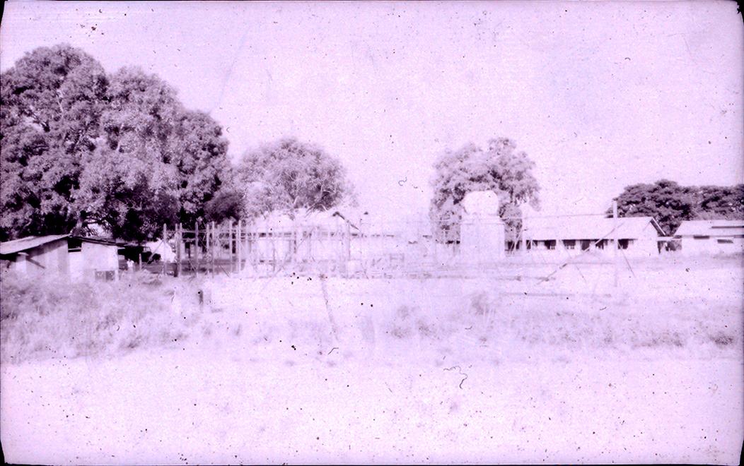 BD/67/225 -
Landschapsopname met gebouwen te Merauke
