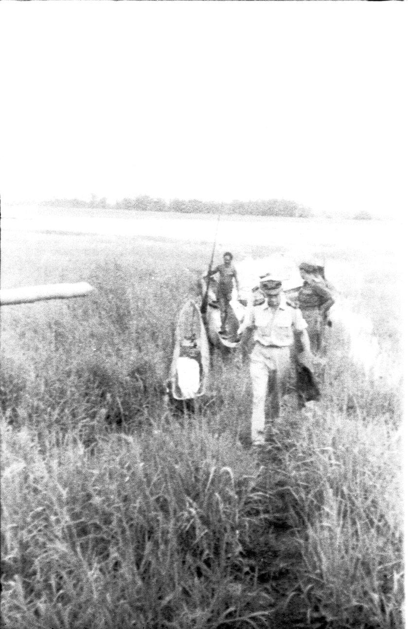 BD/67/237 -
Mensen onderweg door het water, tussen het riet