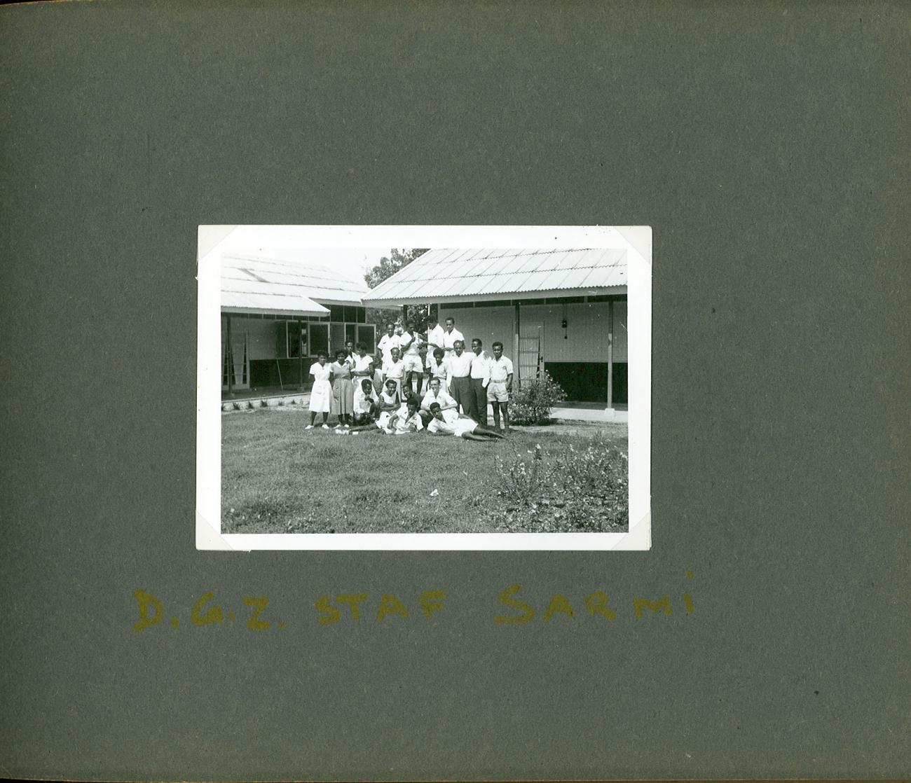 BD/83/106 -
Groepsfoto van de Dienst Gezondheidszorg van Sarmi