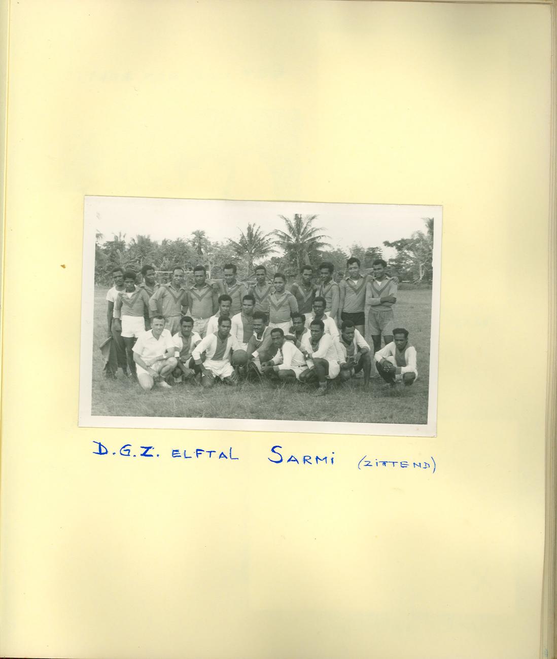 BD/83/33 -
Groepsfoto van twee voetbaleftallen (zittend D.G.Z. - Dienst Gezondheidszorg) Sarmi)