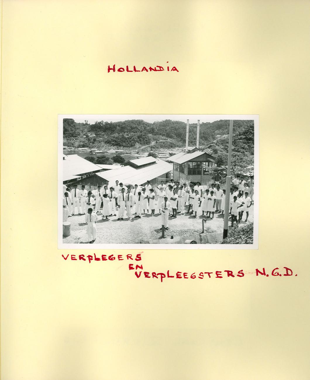 BD/83/49 -
Groepsfoto van verplegers en verpleegsters van de NGD in Hollandia