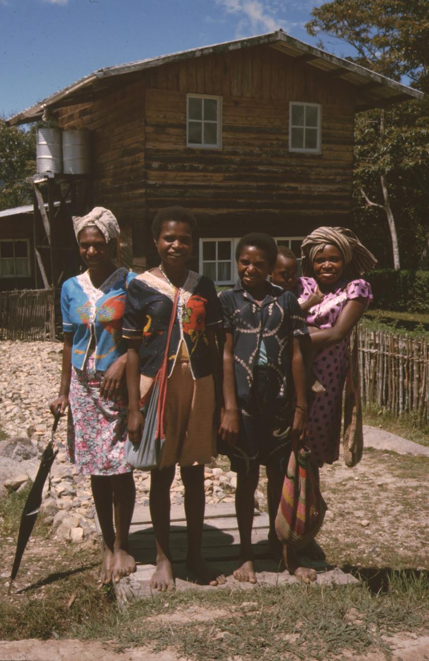 BD/132/147 -
groepsfoto van vier vrouwen met kind in westerse kleding