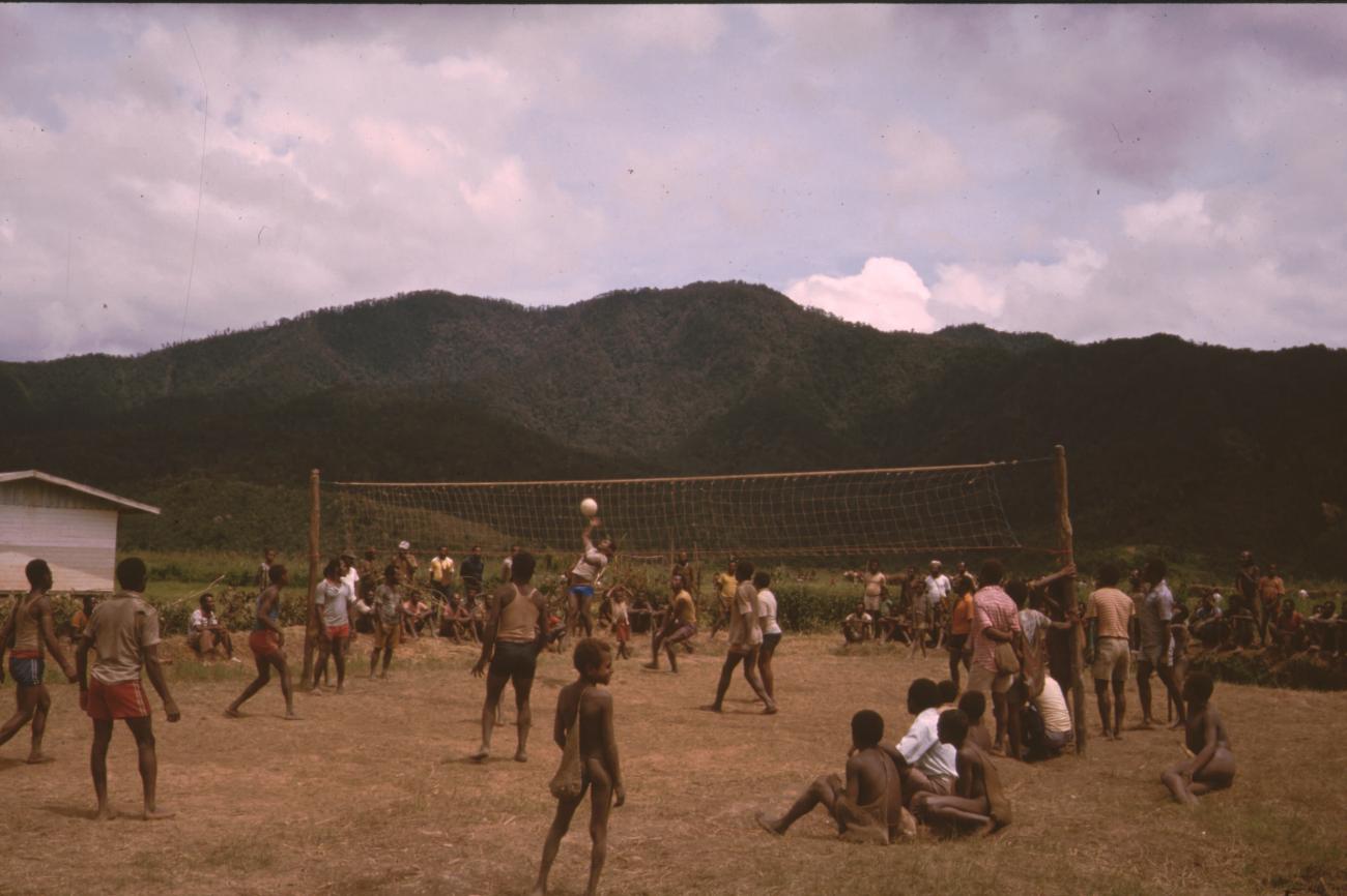 BD/132/176 -
volleybalwedstrijd in Mowanomani kampong in de Kemu vlakte