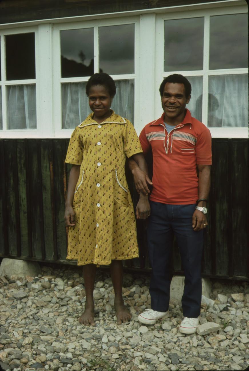 BD/132/31 -
portretfoto van man en vrouw voor een huis
