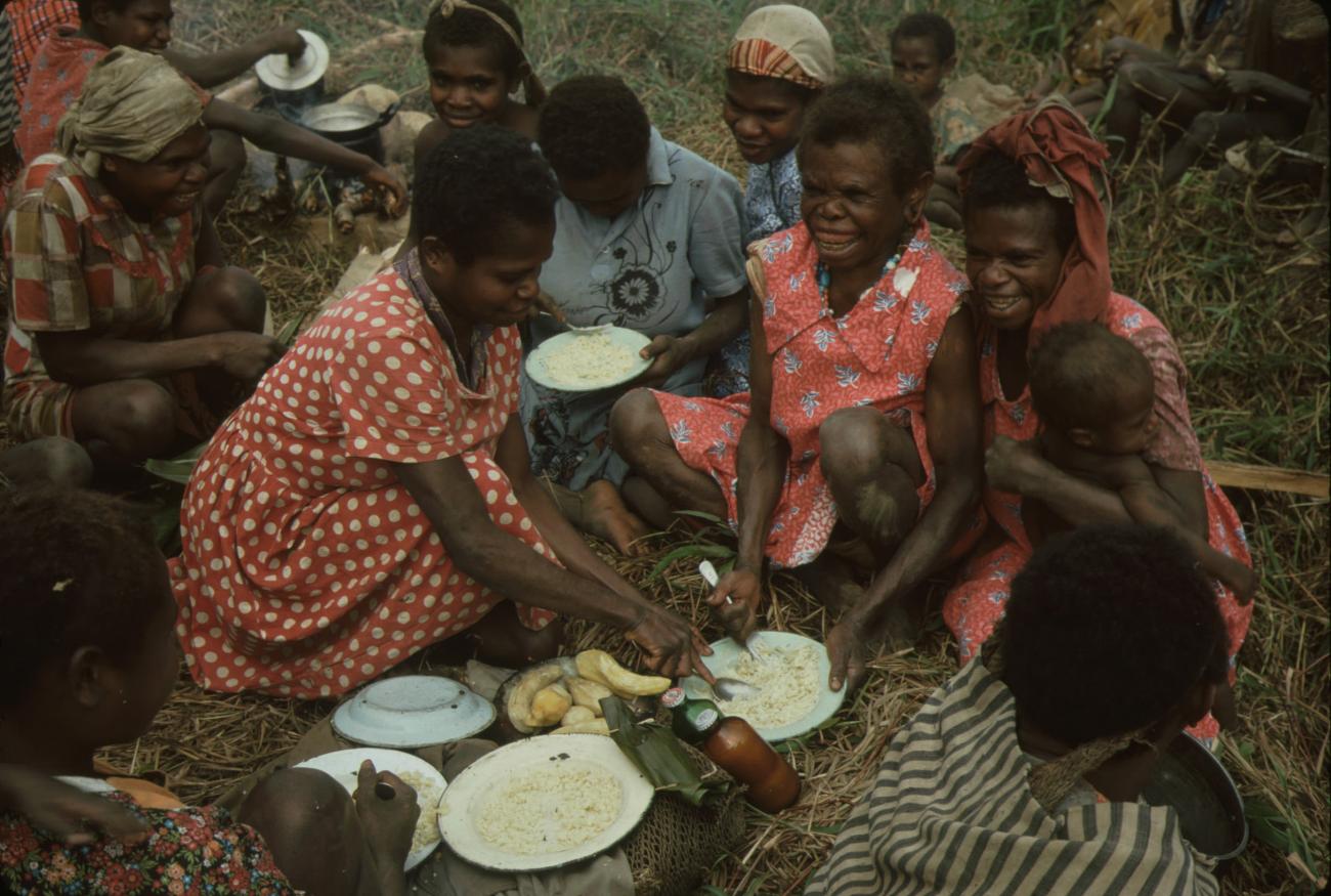 BD/132/34 -
vrouwen en kinderen die aan het eten zijn