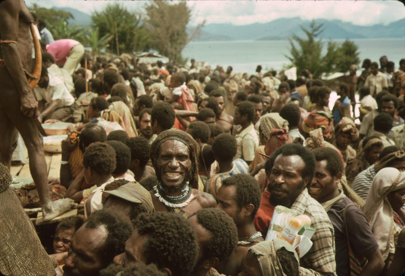 BD/132/55 -
portretfoto van papua tussen andere papua's