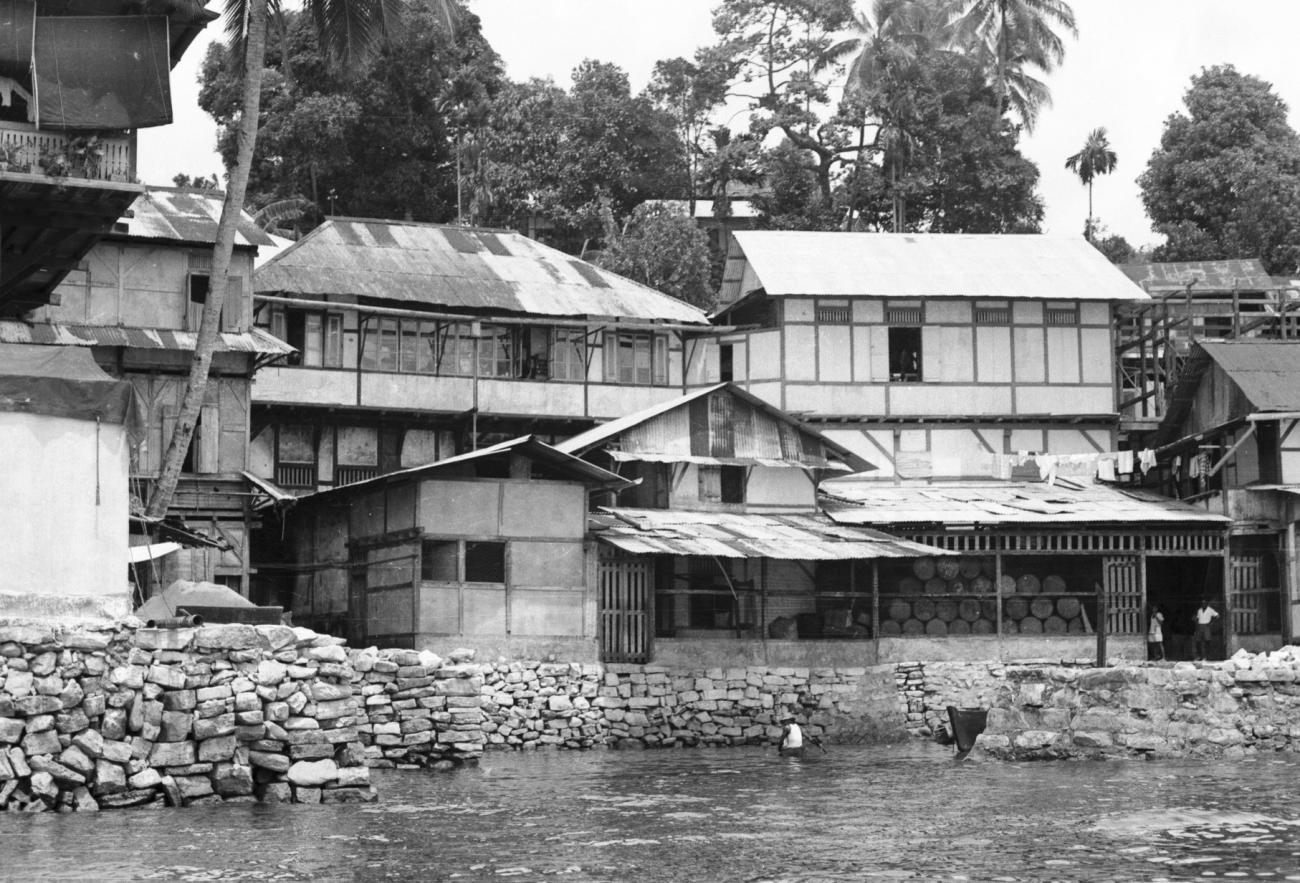 BD/133/1170 -
Fakfak from the water