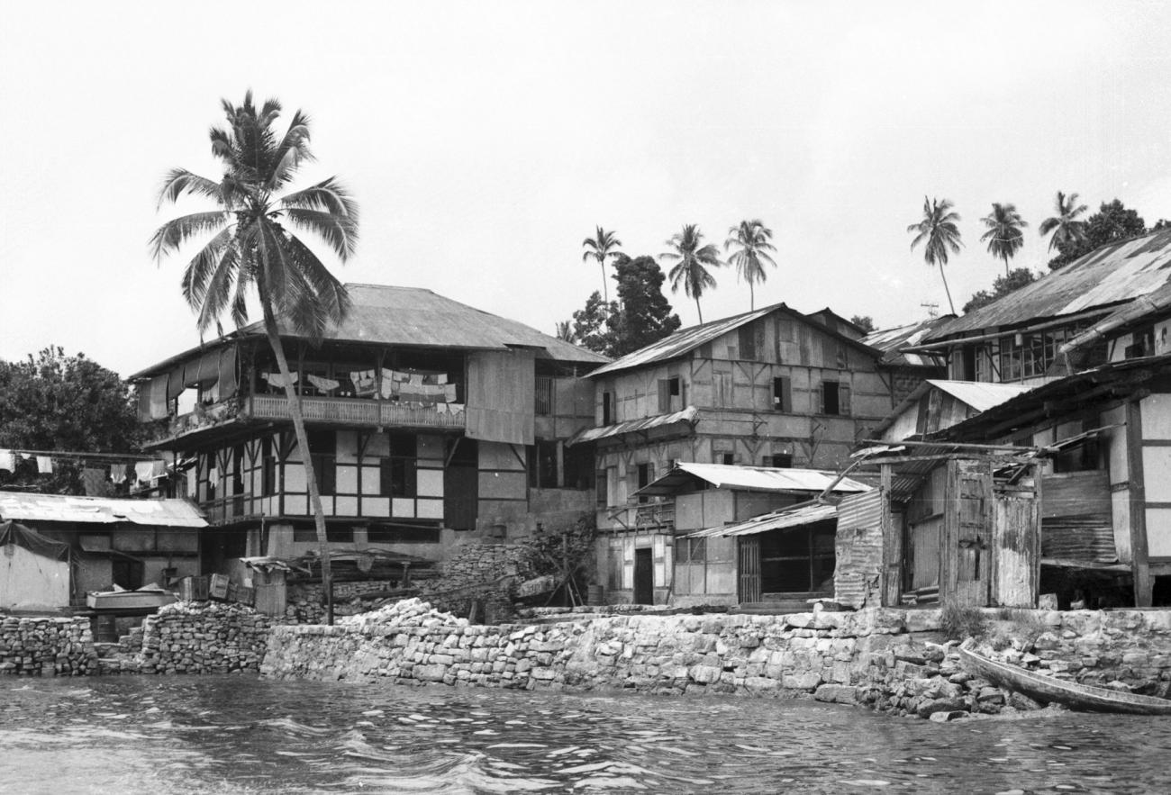 BD/133/1172 -
Fakfak from the water