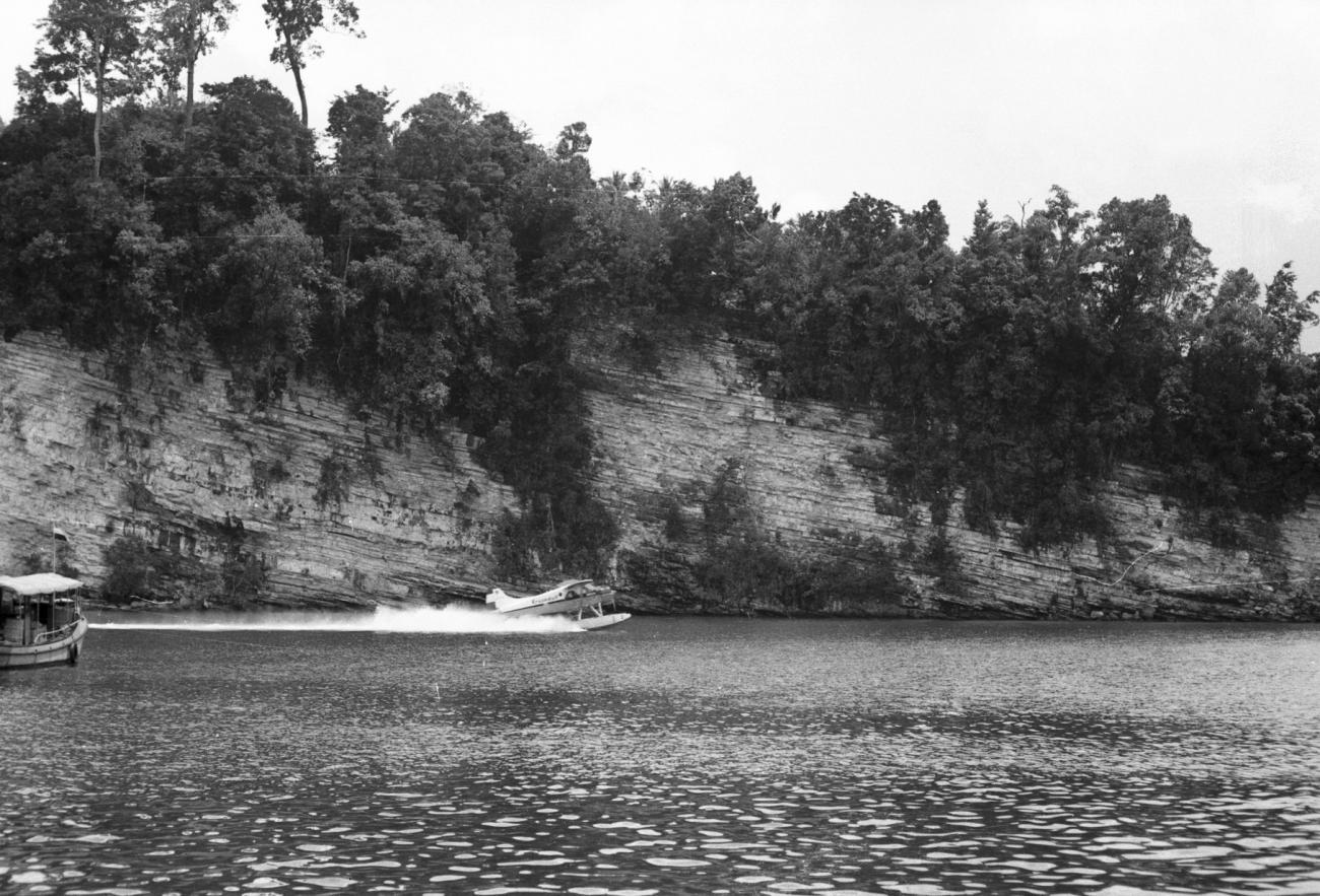 BD/133/1176 -
Landing seaplane