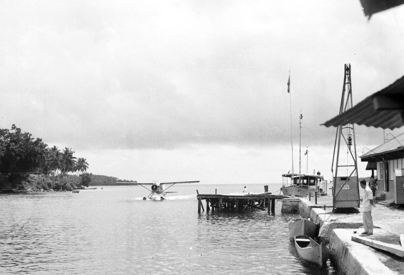 BD/133/1177 -
Landing seaplane