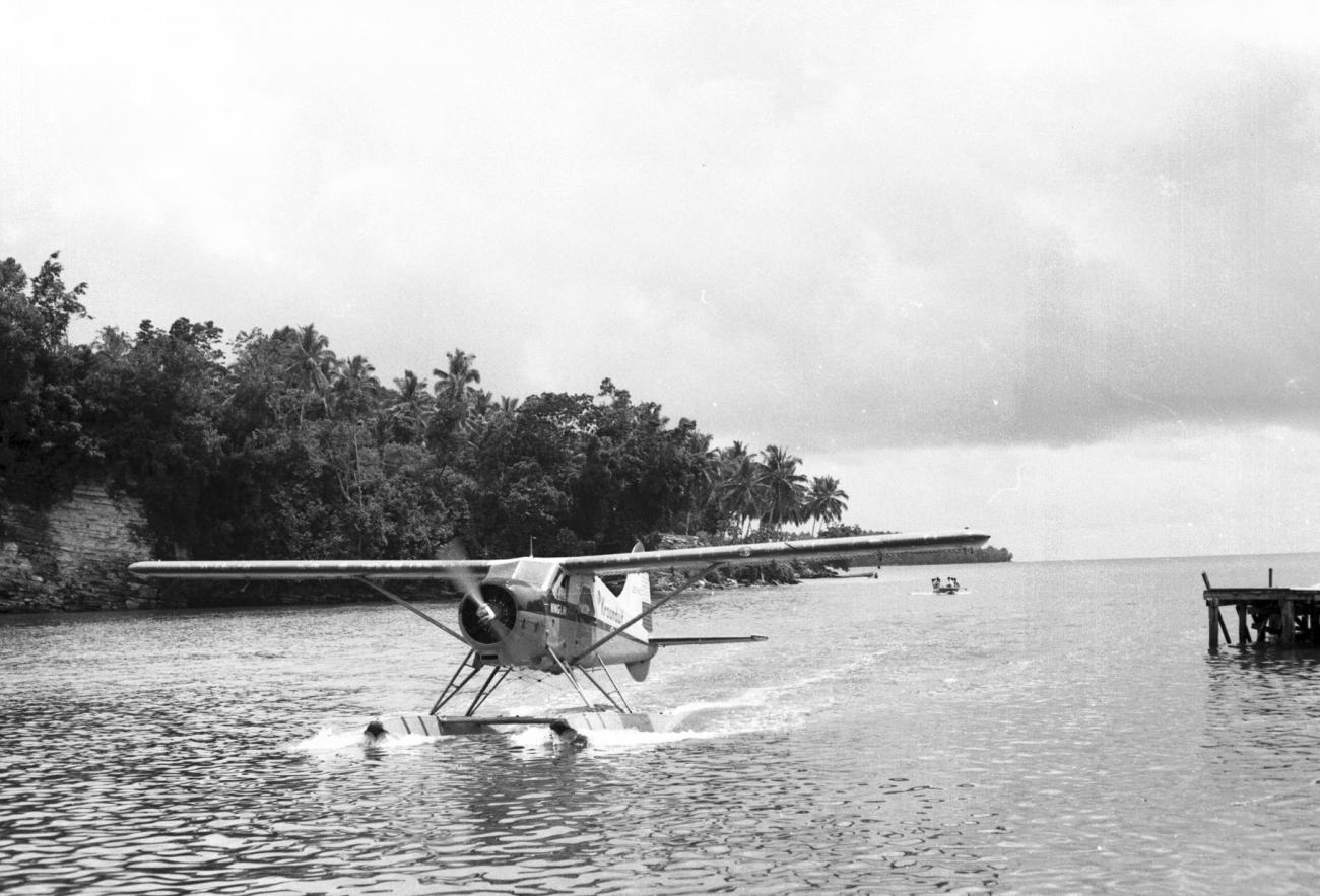 BD/133/1178 -
Landing seaplane